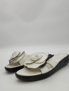 Donald Pliner White Leather Floral 3D Rosette Slide Sandals Size 9